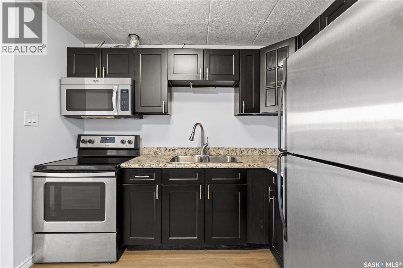 21 2620 5Th Avenue N, Regina, SK - Indoor Photo Showing Kitchen With Stainless Steel Kitchen With Double Sink With Upgraded Kitchen