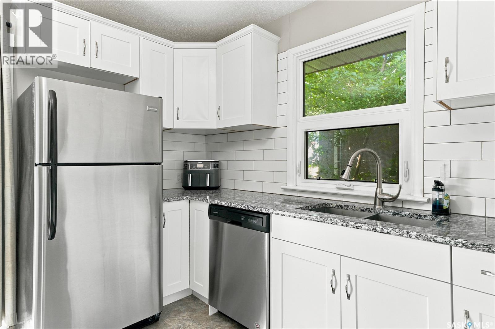 1116 Ewart Avenue, Saskatoon, SK - Indoor Photo Showing Kitchen
