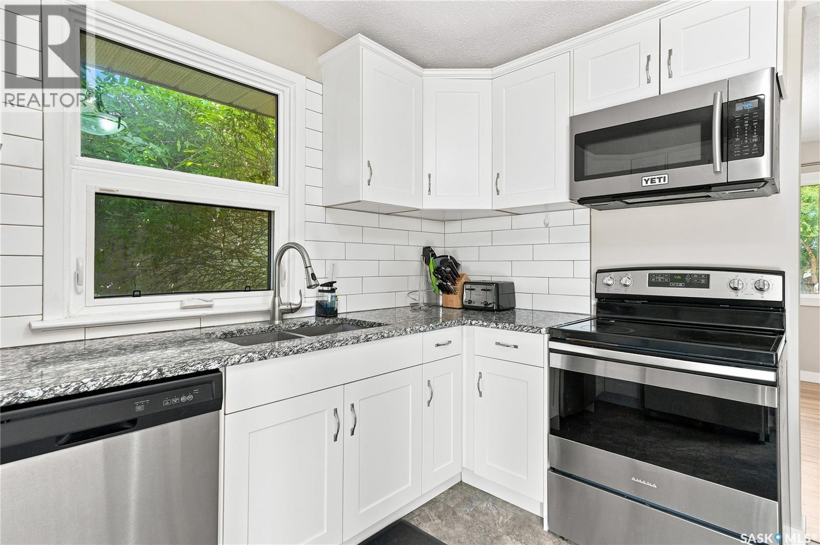1116 Ewart Avenue, Saskatoon, SK - Indoor Photo Showing Kitchen