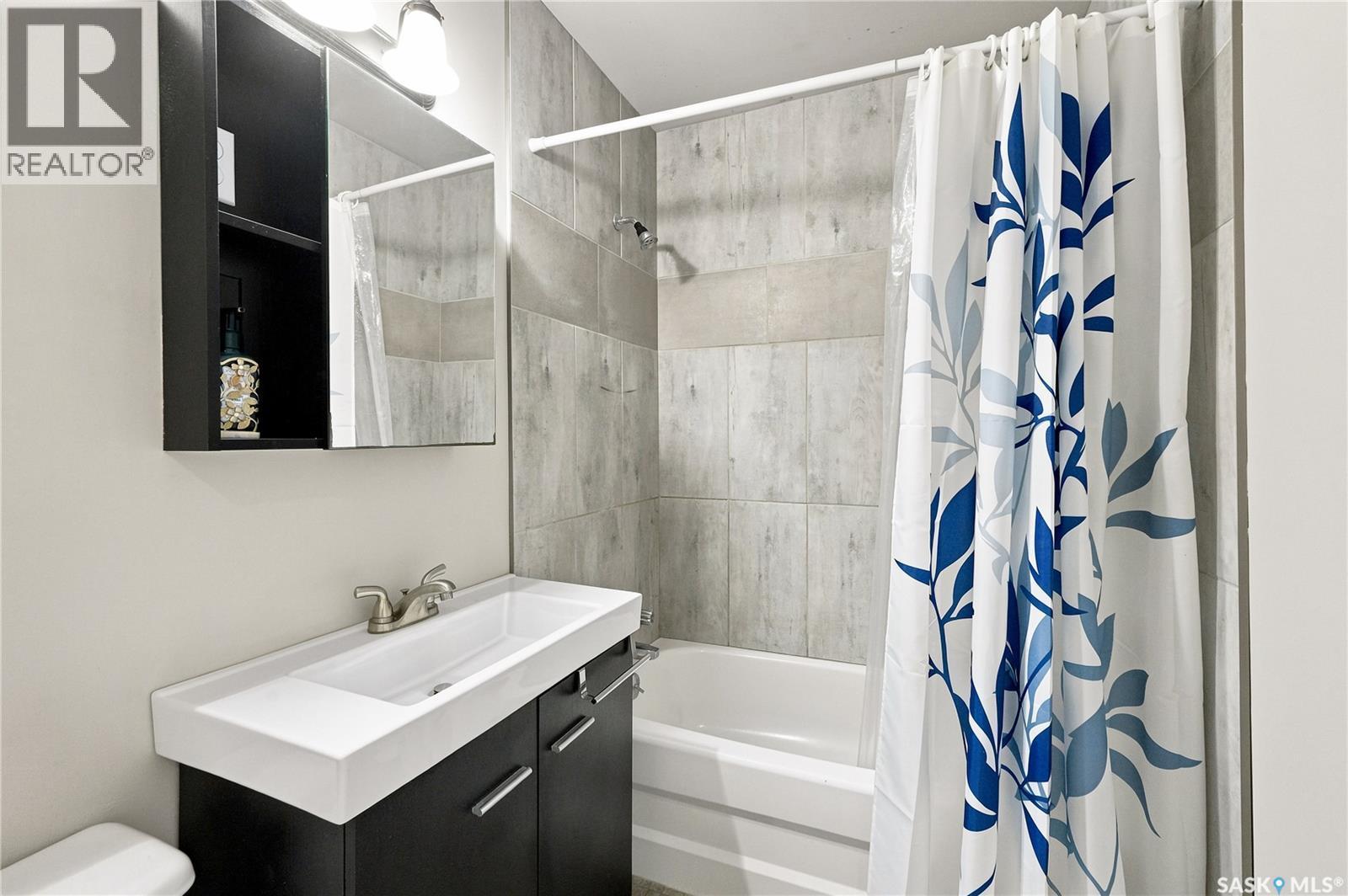 1116 Ewart Avenue, Saskatoon, SK - Indoor Photo Showing Bathroom