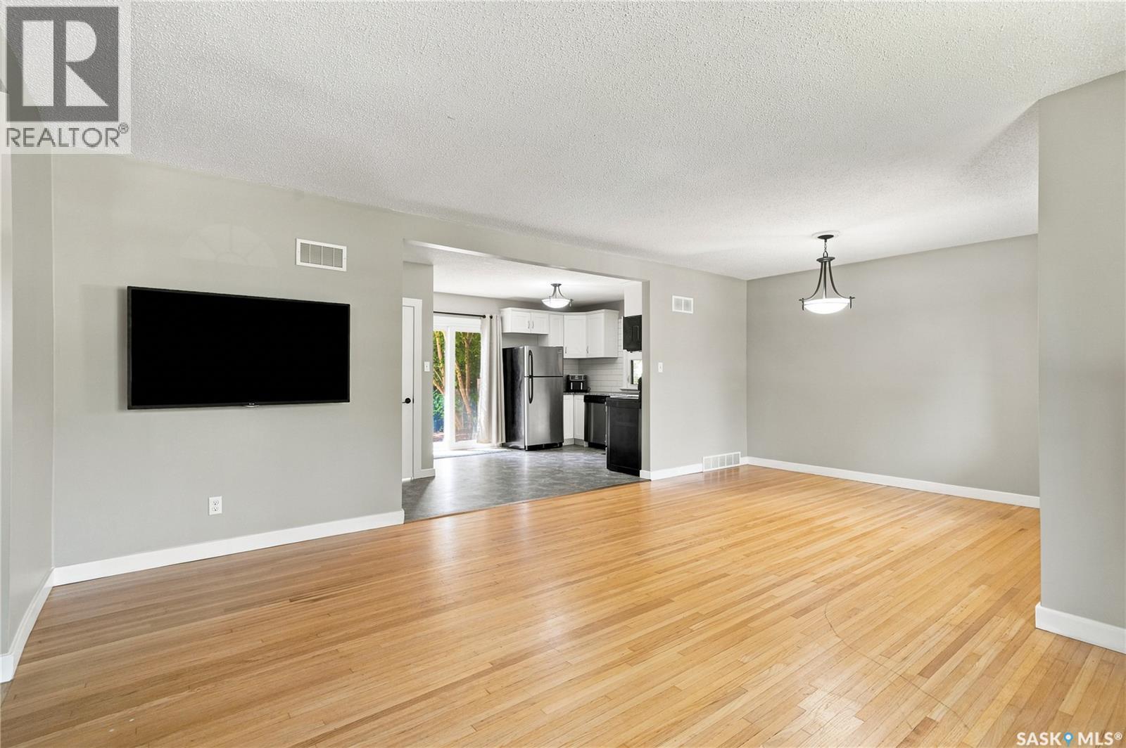 1116 Ewart Avenue, Saskatoon, SK - Indoor Photo Showing Living Room