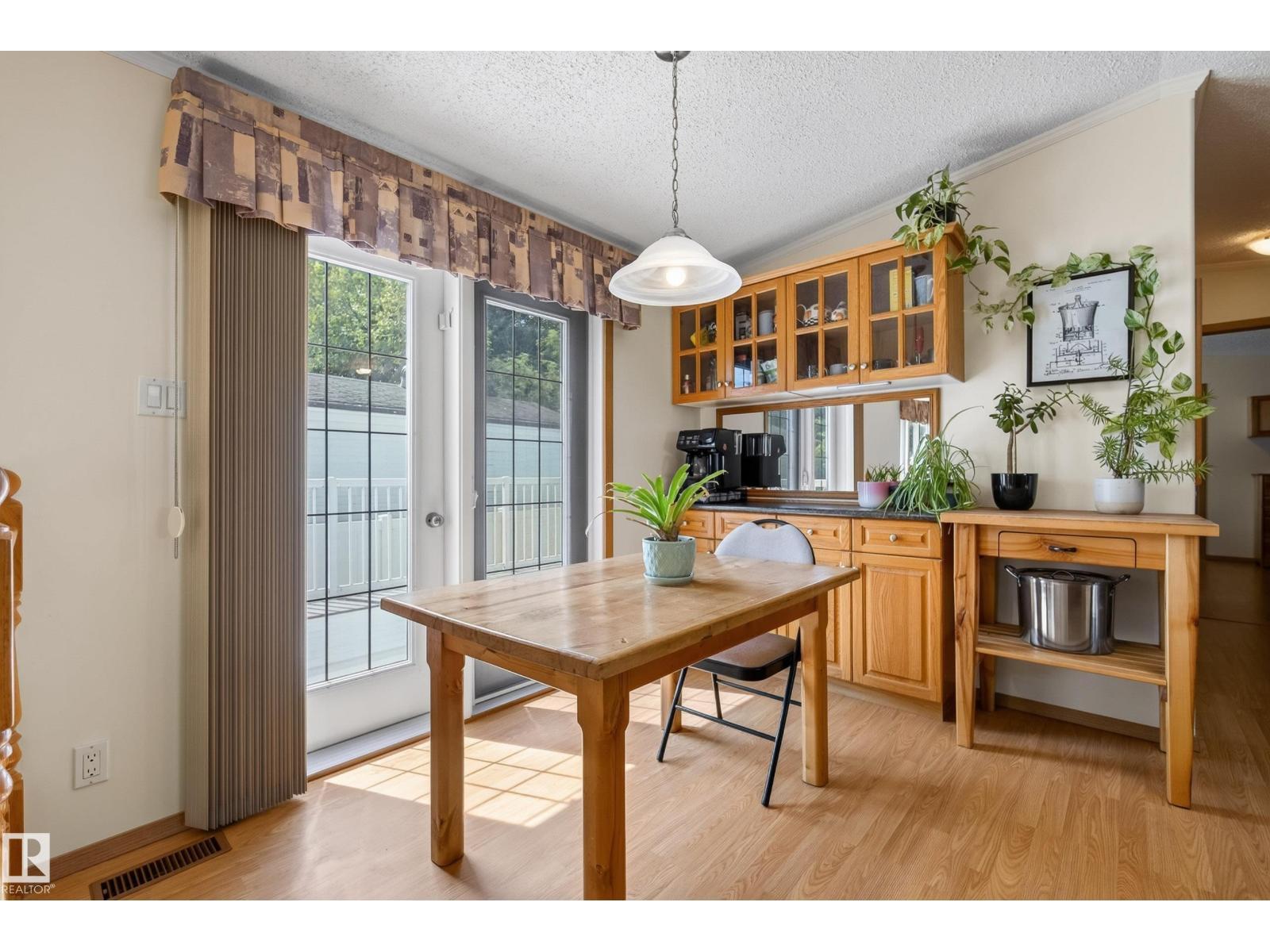 547 Evergreen Park Nw, Edmonton, AB - Indoor Photo Showing Dining Room