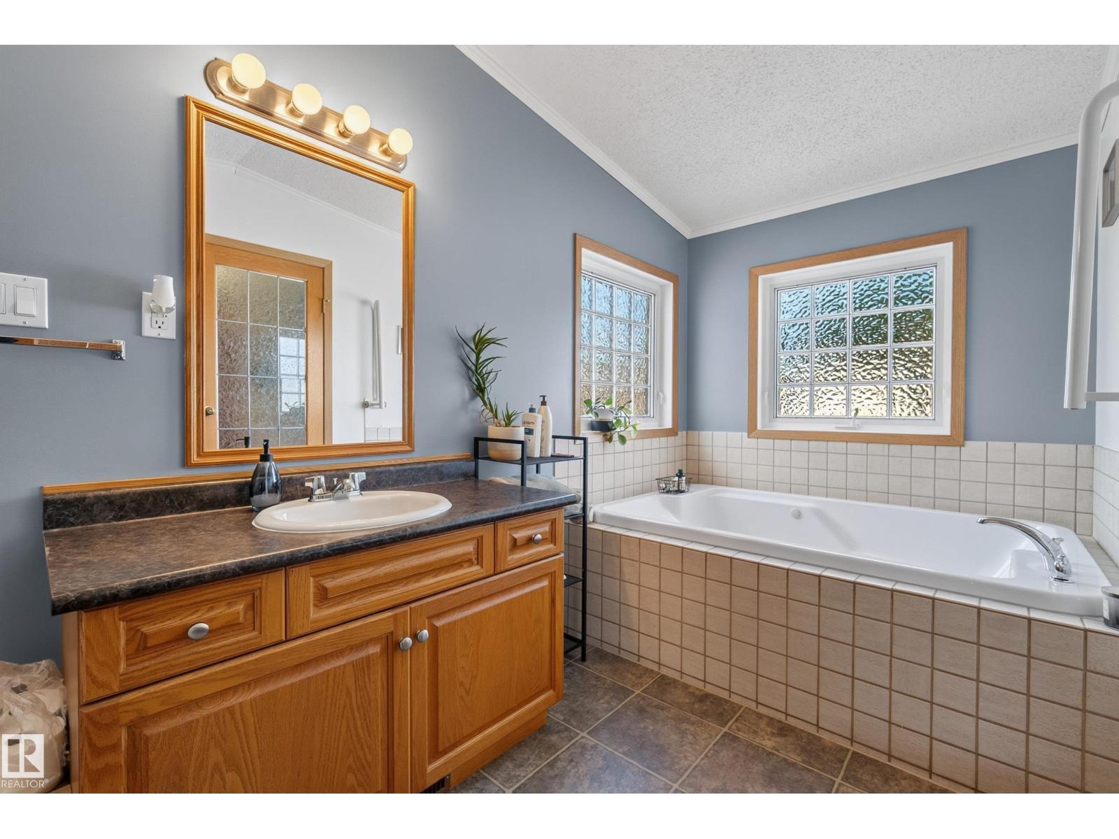 547 Evergreen Park Nw, Edmonton, AB - Indoor Photo Showing Bathroom