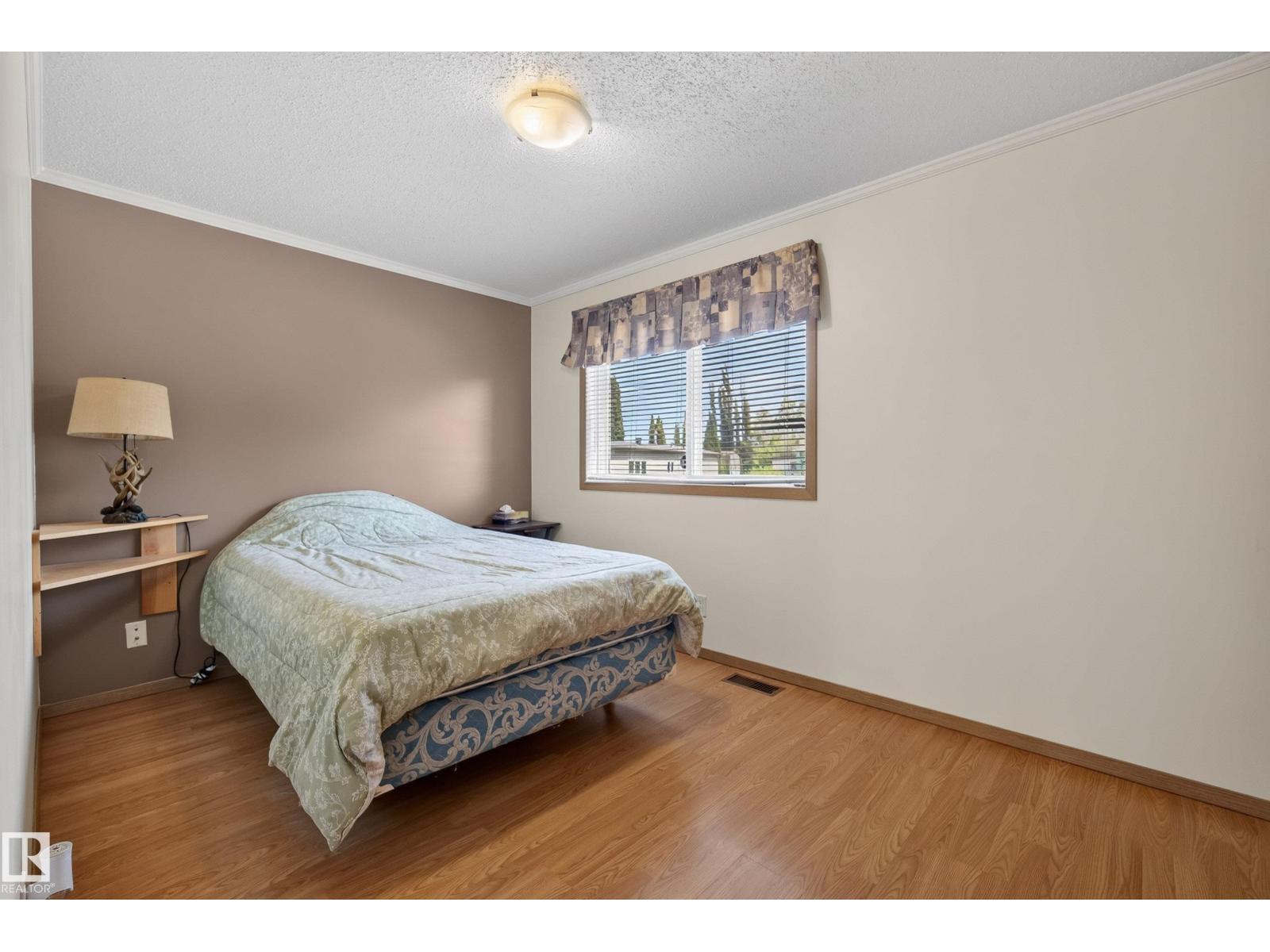 547 Evergreen Park Nw, Edmonton, AB - Indoor Photo Showing Bedroom