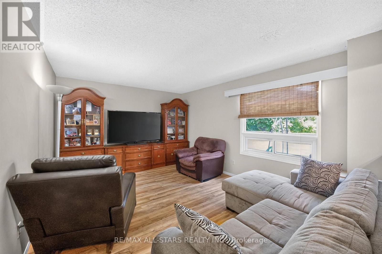 68 Patterson Crescent, Ajax, ON - Indoor Photo Showing Living Room
