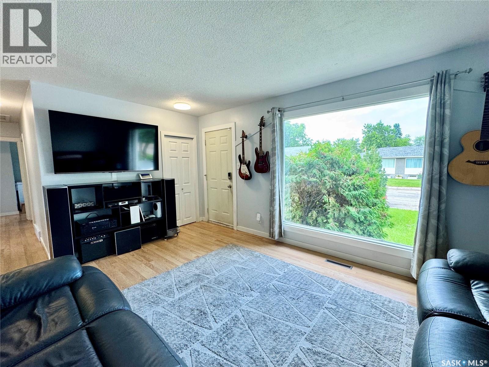 553 26Th Street E, Prince Albert, SK - Indoor Photo Showing Living Room