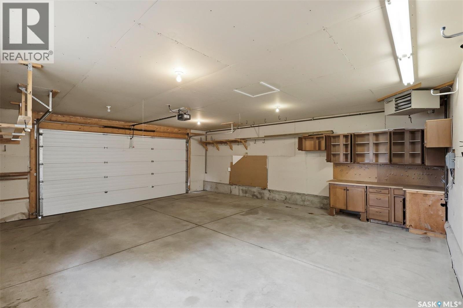 210 Laval Crescent, Saskatoon, SK - Indoor Photo Showing Garage
