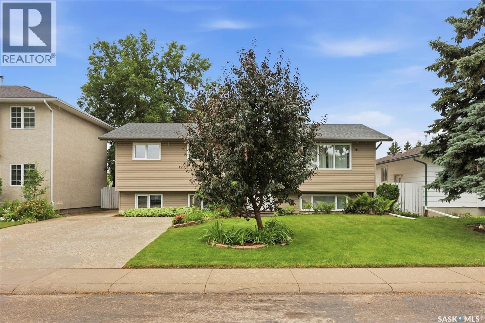210 Laval Crescent, Saskatoon, SK - Outdoor With Facade