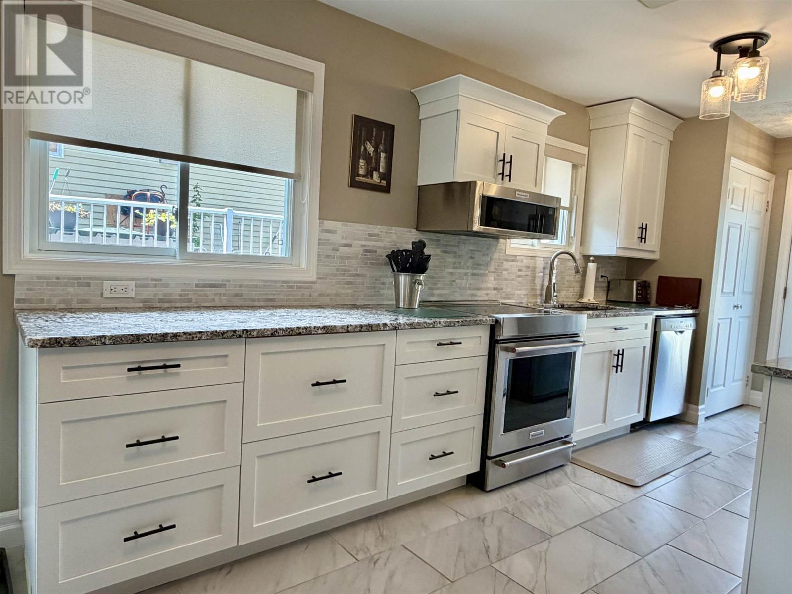 30 Colwill Dr, Elliot Lake, ON - Indoor Photo Showing Kitchen With Upgraded Kitchen