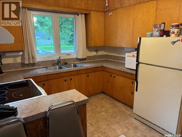 1009 Main Street, Canora, SK - Indoor Photo Showing Kitchen With Double Sink