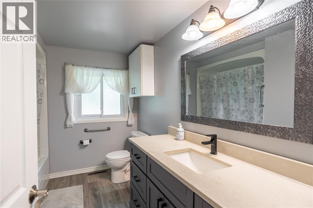8 Parry Drive, Chatham, ON - Indoor Photo Showing Bathroom