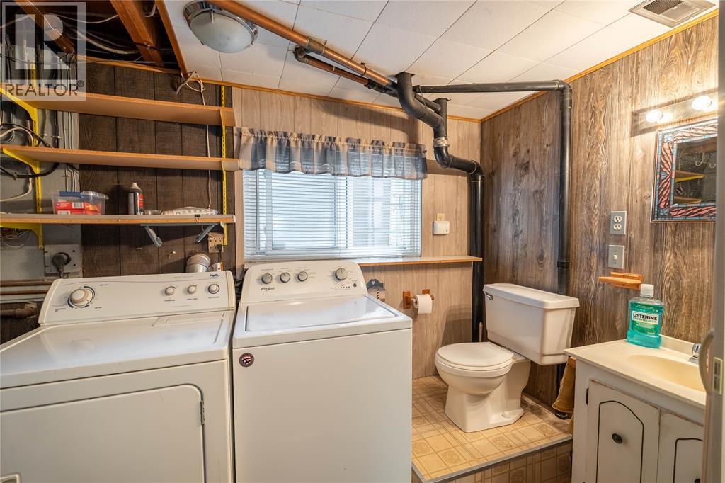 8 Parry Drive, Chatham, ON - Indoor Photo Showing Laundry Room