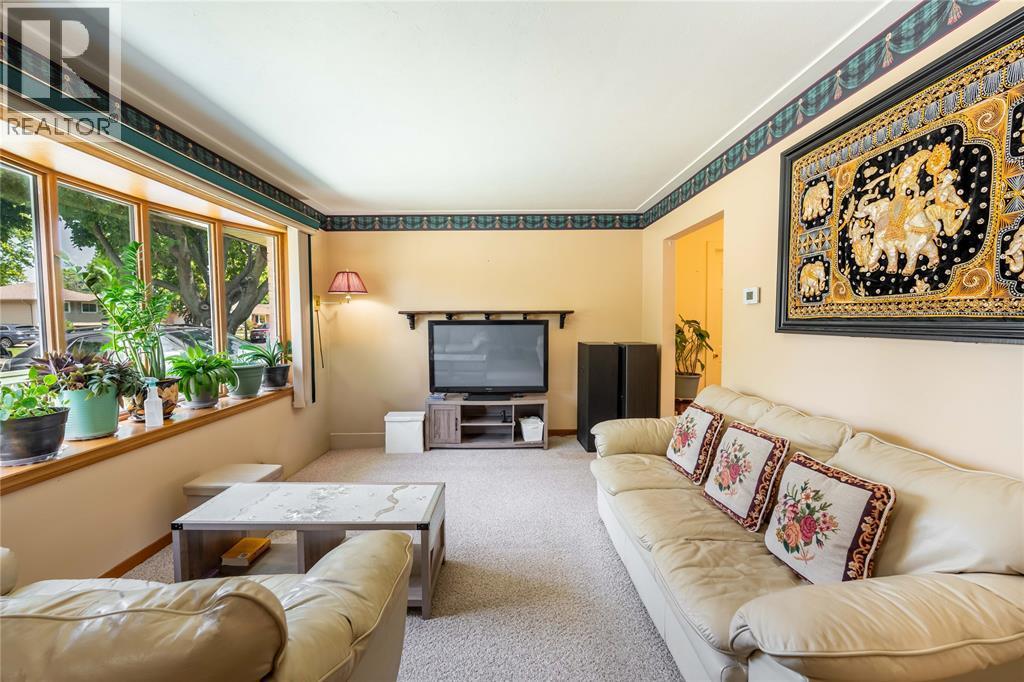 8 Parry Drive, Chatham, ON - Indoor Photo Showing Living Room