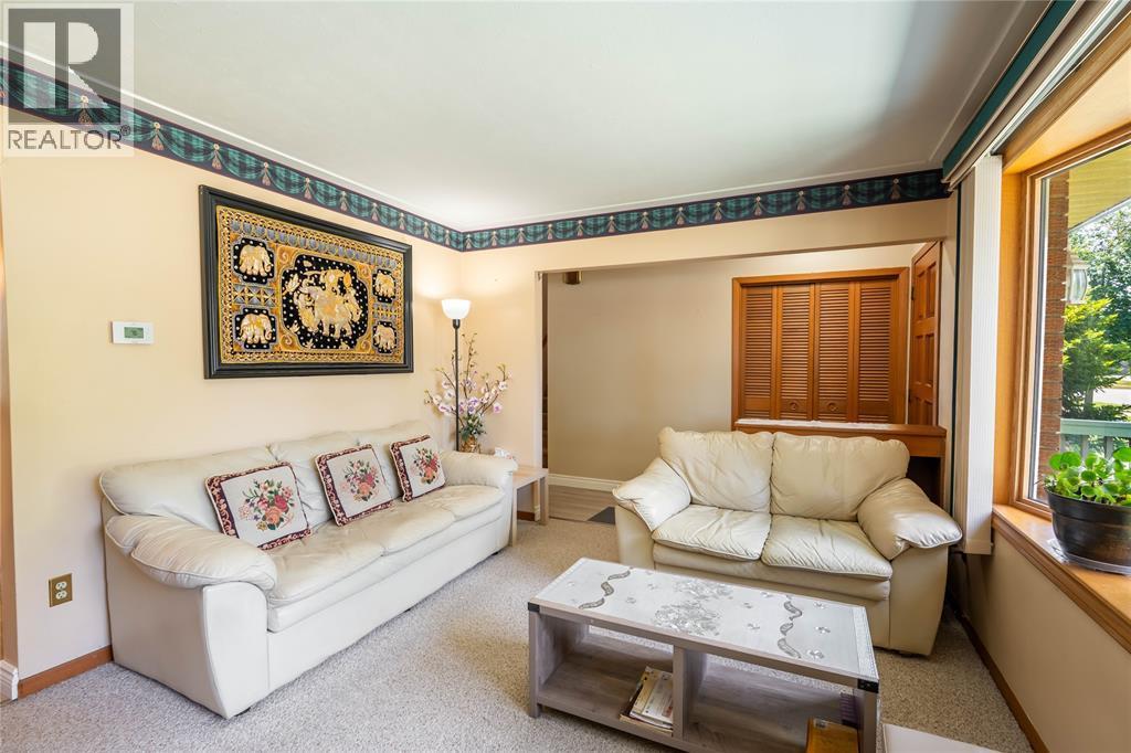8 Parry Drive, Chatham, ON - Indoor Photo Showing Living Room