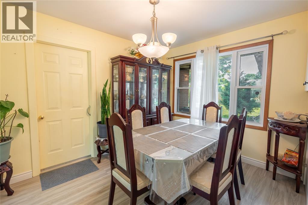 8 Parry Drive, Chatham, ON - Indoor Photo Showing Dining Room