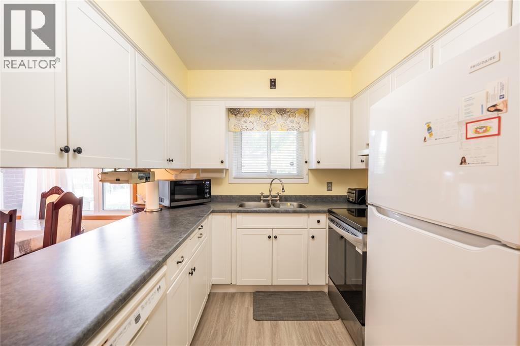 8 Parry Drive, Chatham, ON - Indoor Photo Showing Kitchen With Double Sink