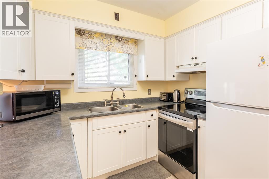 8 Parry Drive, Chatham, ON - Indoor Photo Showing Kitchen With Double Sink