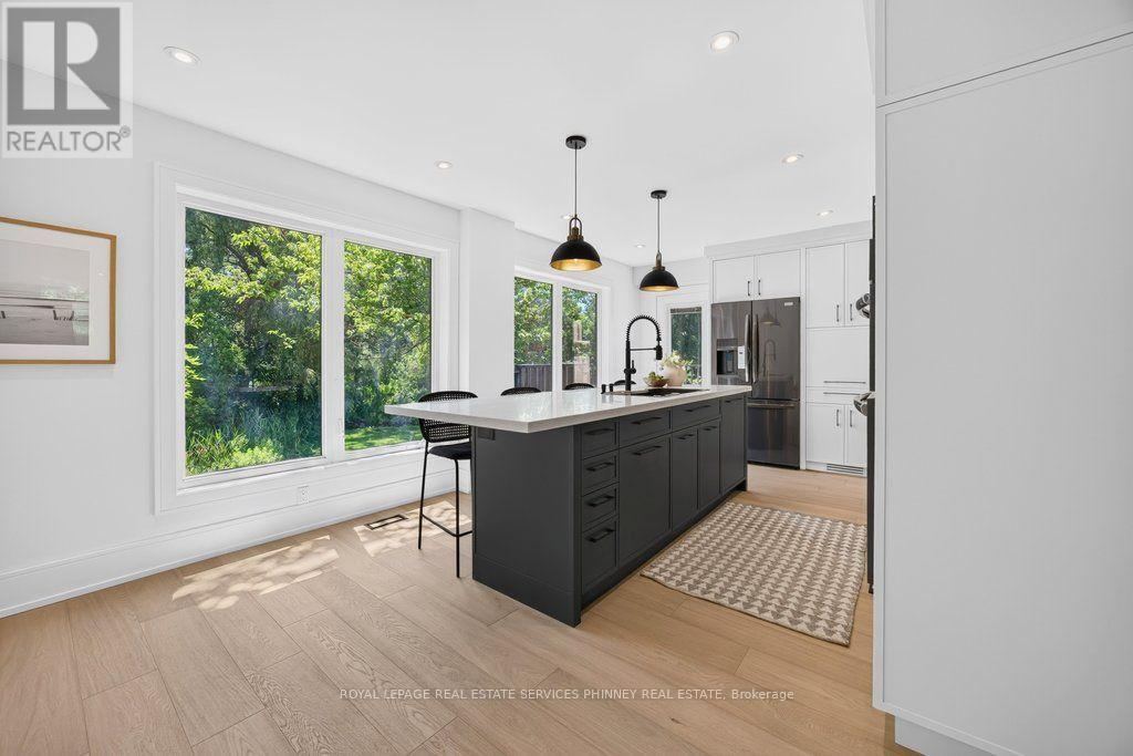 1340 Contour Drive, Mississauga, ON - Indoor Photo Showing Kitchen With Upgraded Kitchen