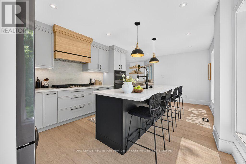 1340 Contour Drive, Mississauga, ON - Indoor Photo Showing Kitchen With Upgraded Kitchen
