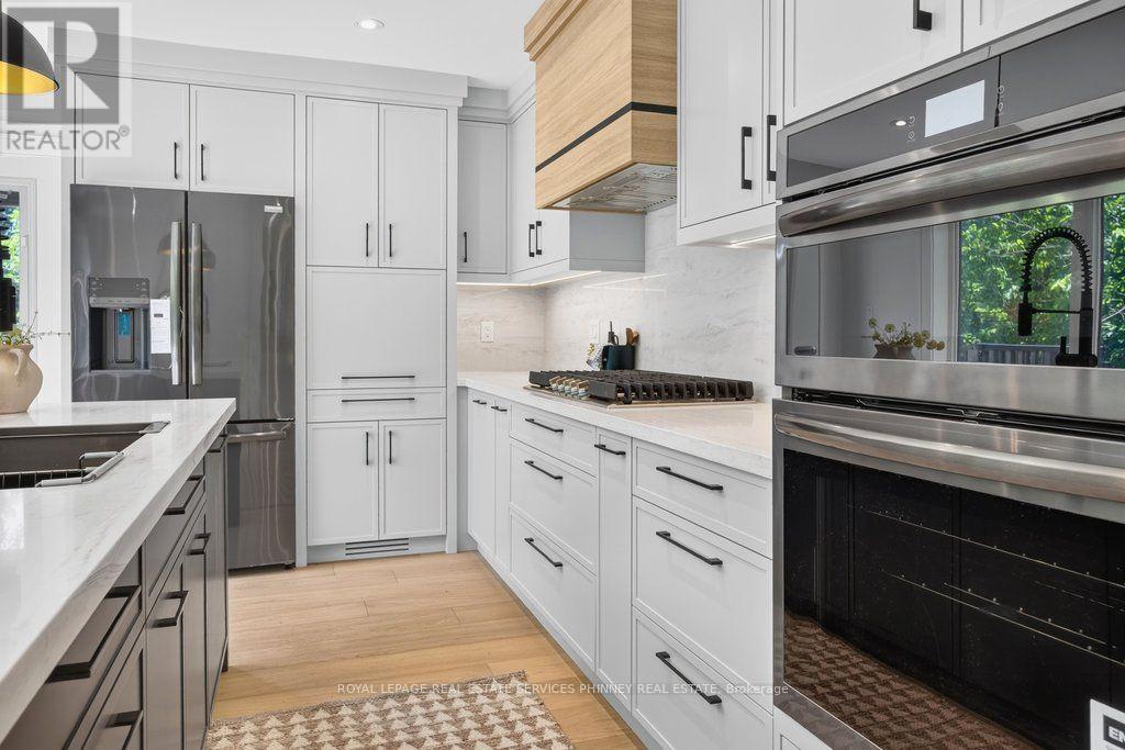 1340 Contour Drive, Mississauga, ON - Indoor Photo Showing Kitchen With Upgraded Kitchen