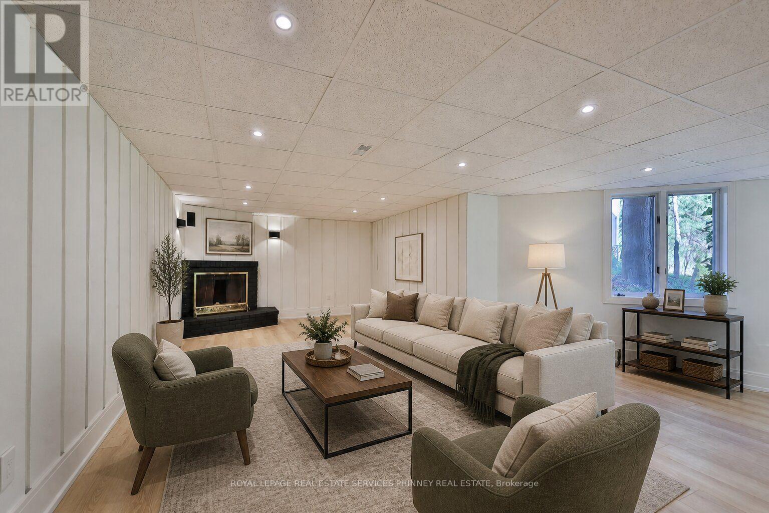 1340 Contour Drive, Mississauga, ON - Indoor Photo Showing Living Room With Fireplace