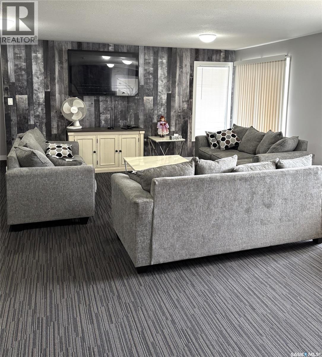 202 - 385 Kingsmere Boulevard, Saskatoon, SK - Indoor Photo Showing Living Room