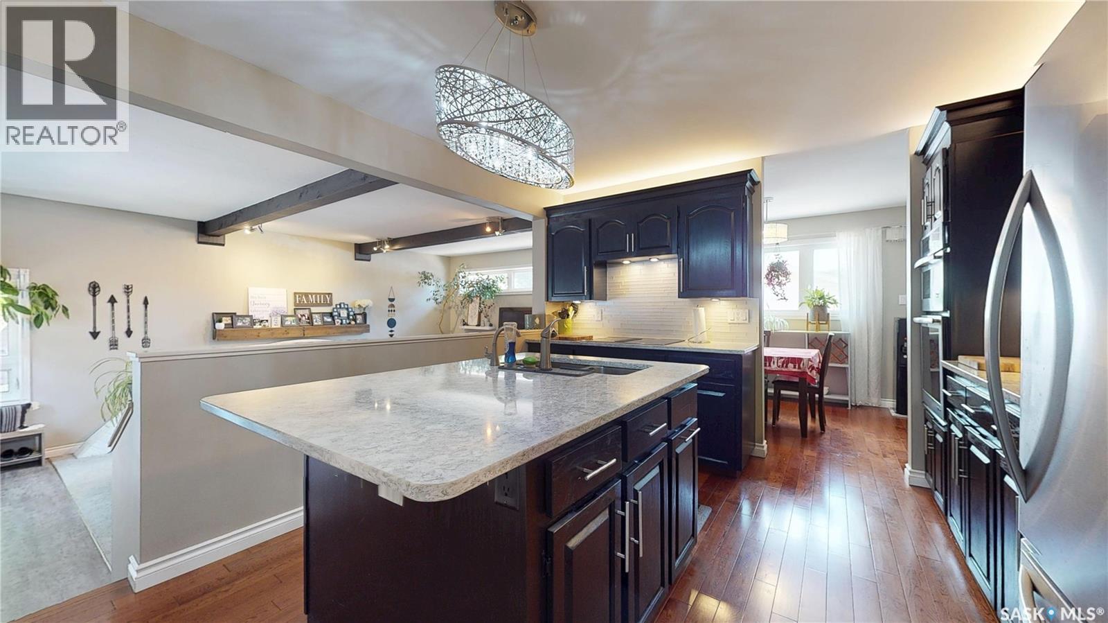 30 Rosewood Place, Regina, SK - Indoor Photo Showing Kitchen With Upgraded Kitchen