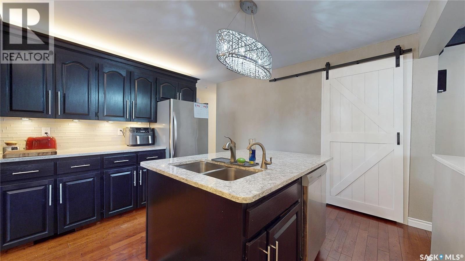 30 Rosewood Place, Regina, SK - Indoor Photo Showing Kitchen With Double Sink With Upgraded Kitchen