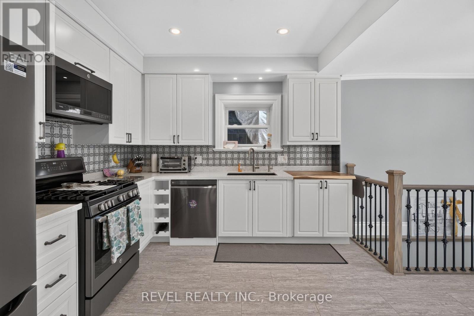 9 Davidson Street, Cambridge, ON - Indoor Photo Showing Kitchen