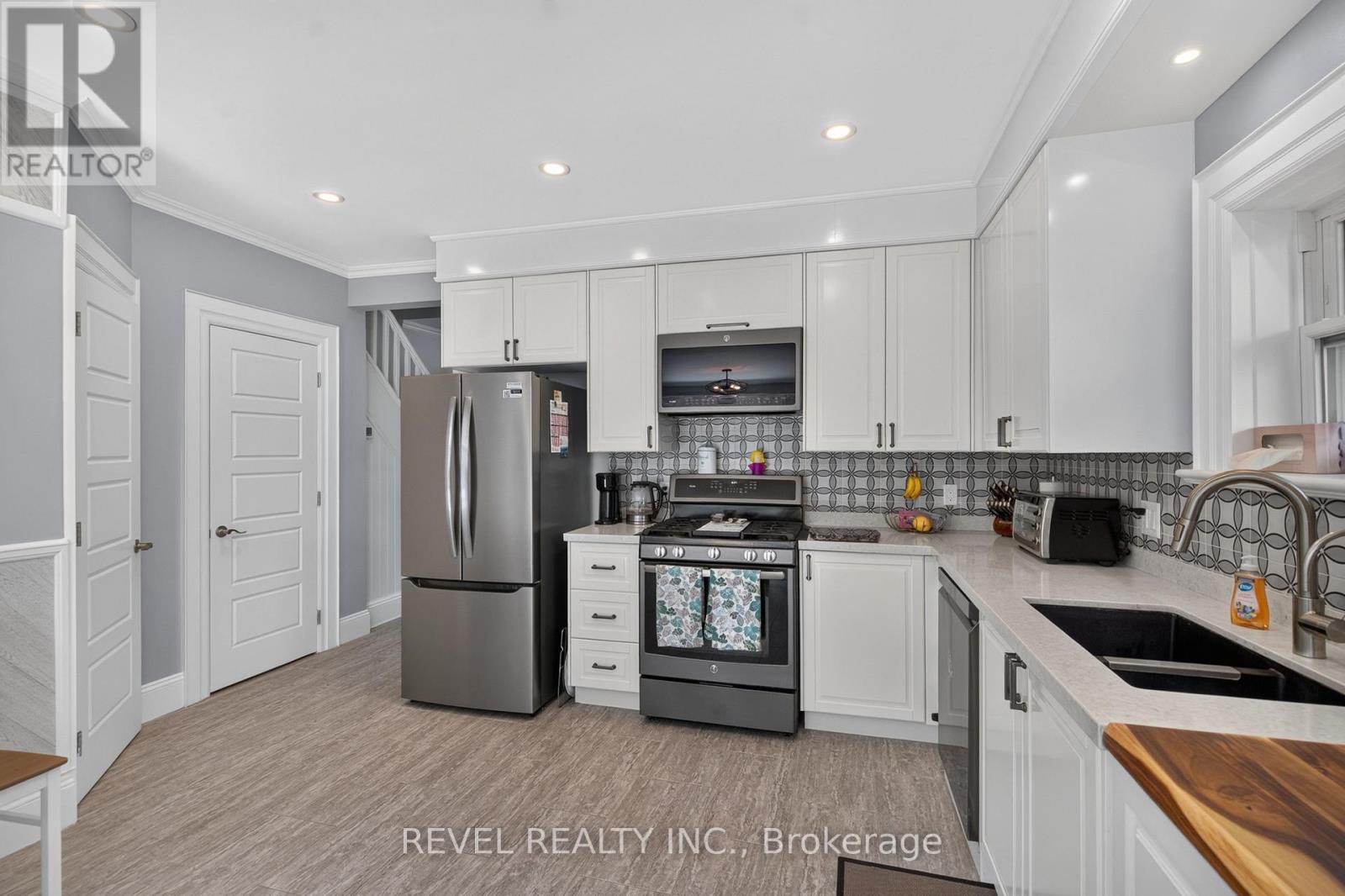 9 Davidson Street, Cambridge, ON - Indoor Photo Showing Kitchen With Double Sink