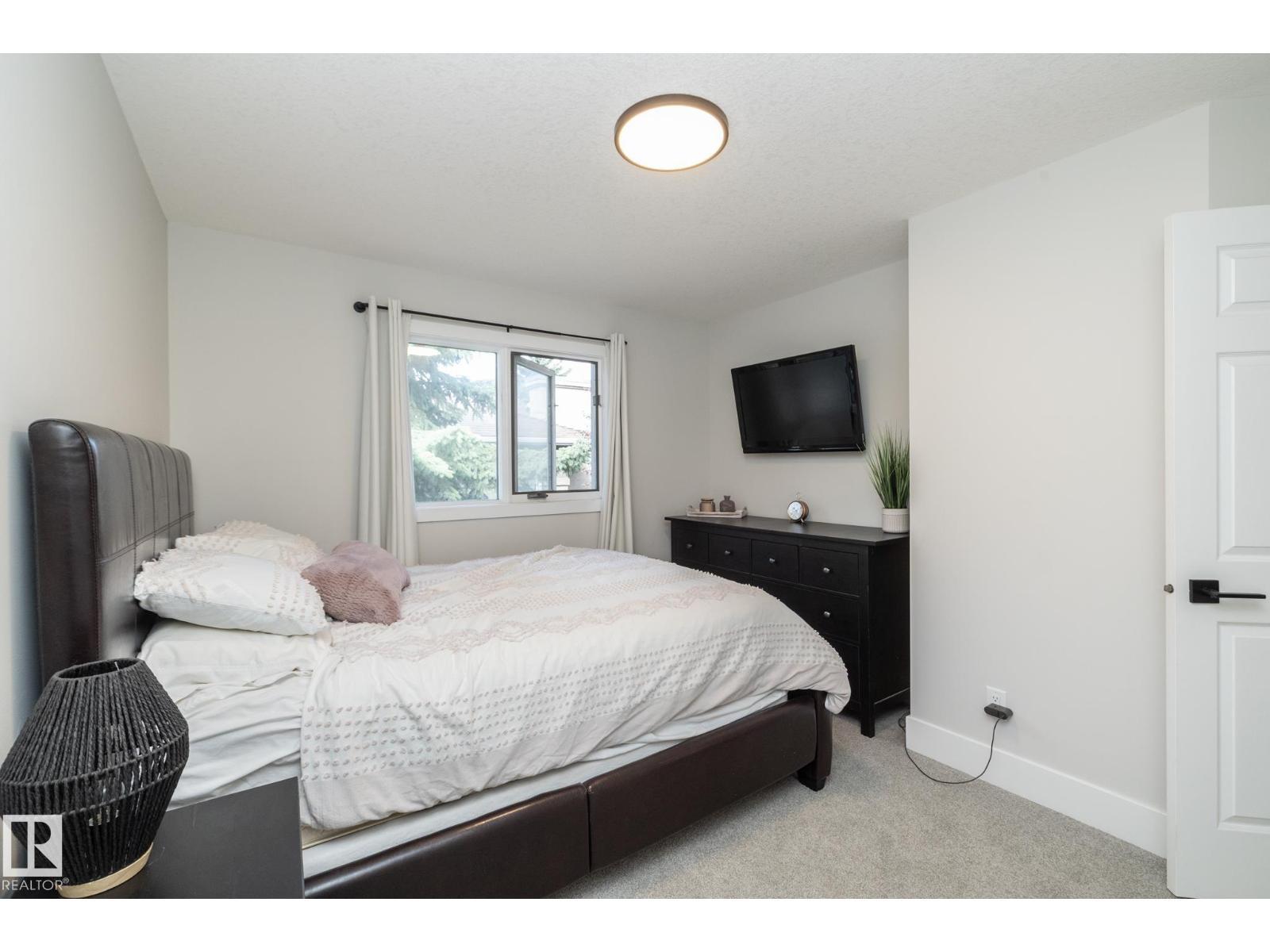 808 Hepburn Av Nw, Edmonton, AB