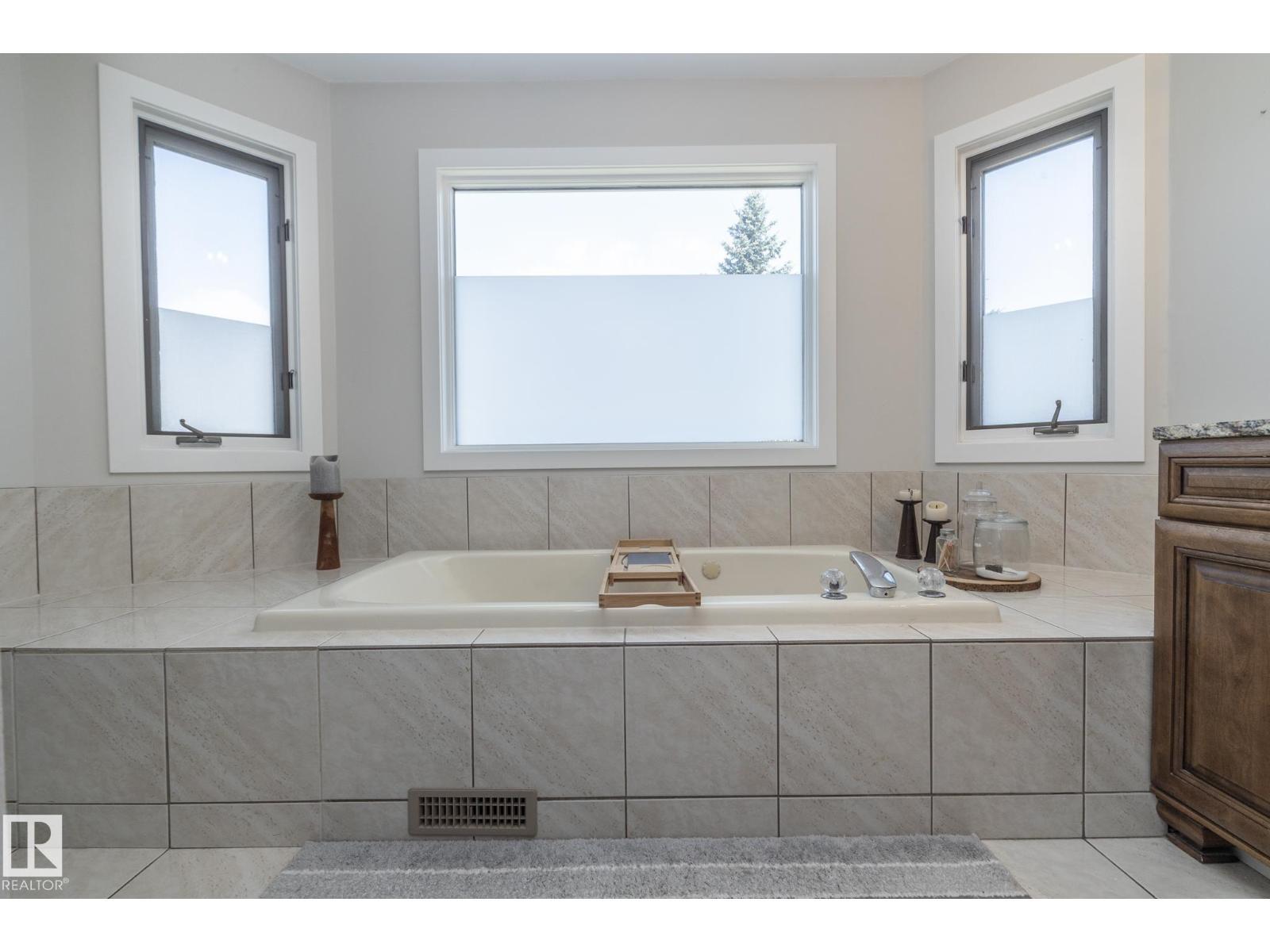 808 Hepburn Av Nw, Edmonton, AB