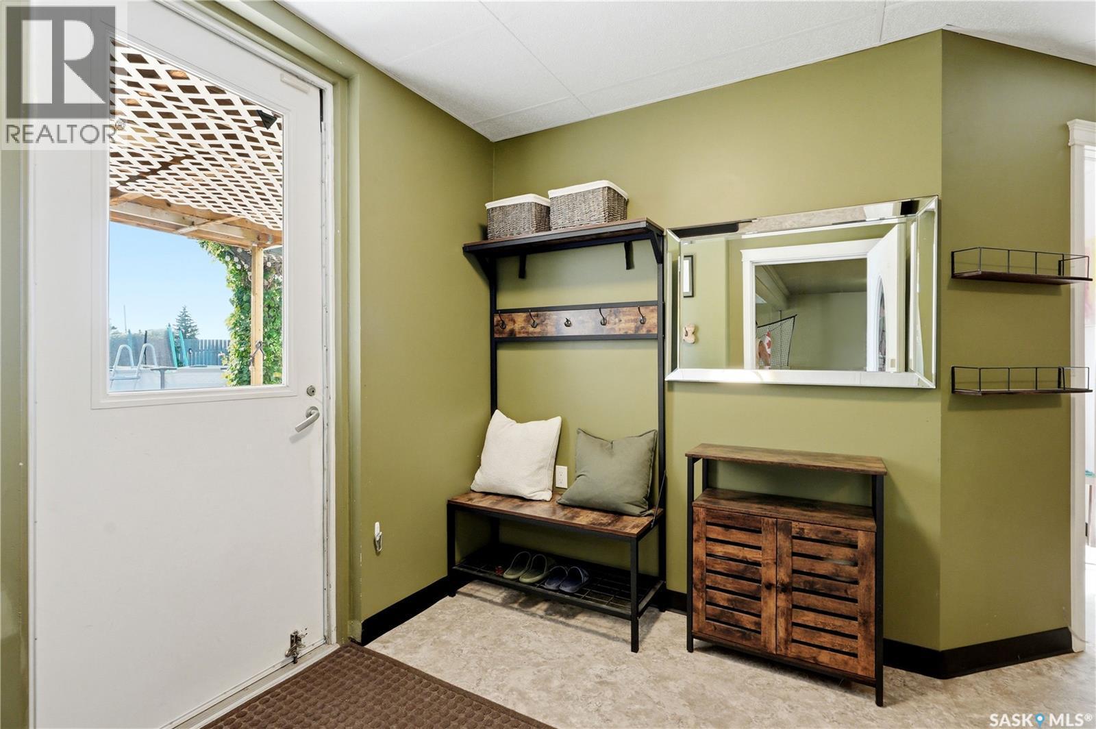 308 3Rd Street W, Delisle, SK - Indoor