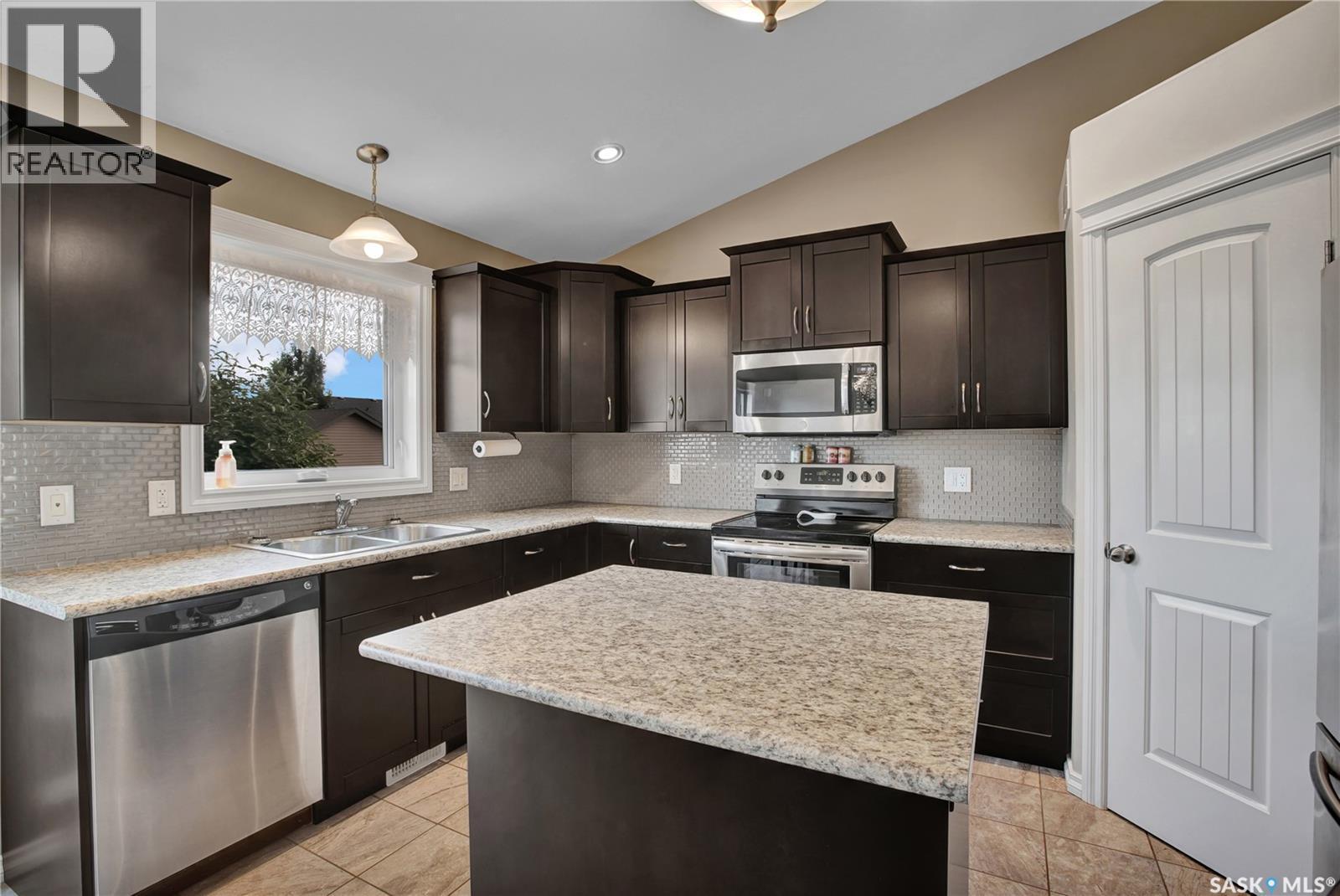 412 Lyle Crescent, Warman, SK - Indoor Photo Showing Kitchen With Double Sink With Upgraded Kitchen