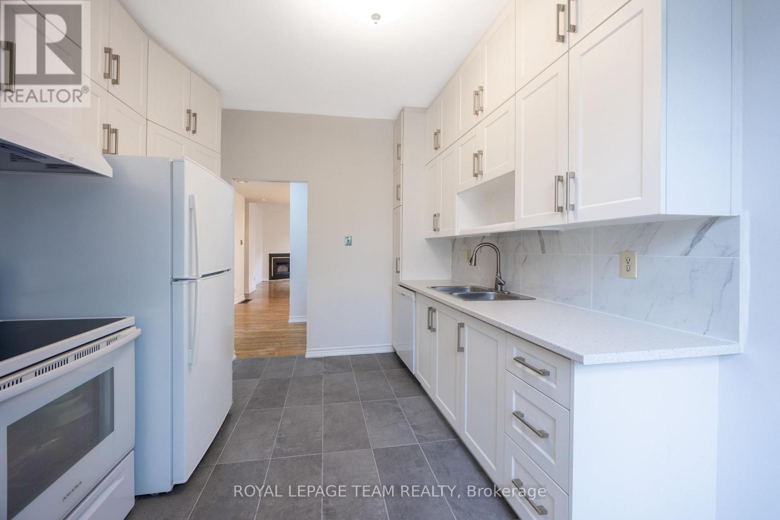 301 Somerset Street E, Ottawa, ON - Indoor Photo Showing Kitchen With Double Sink