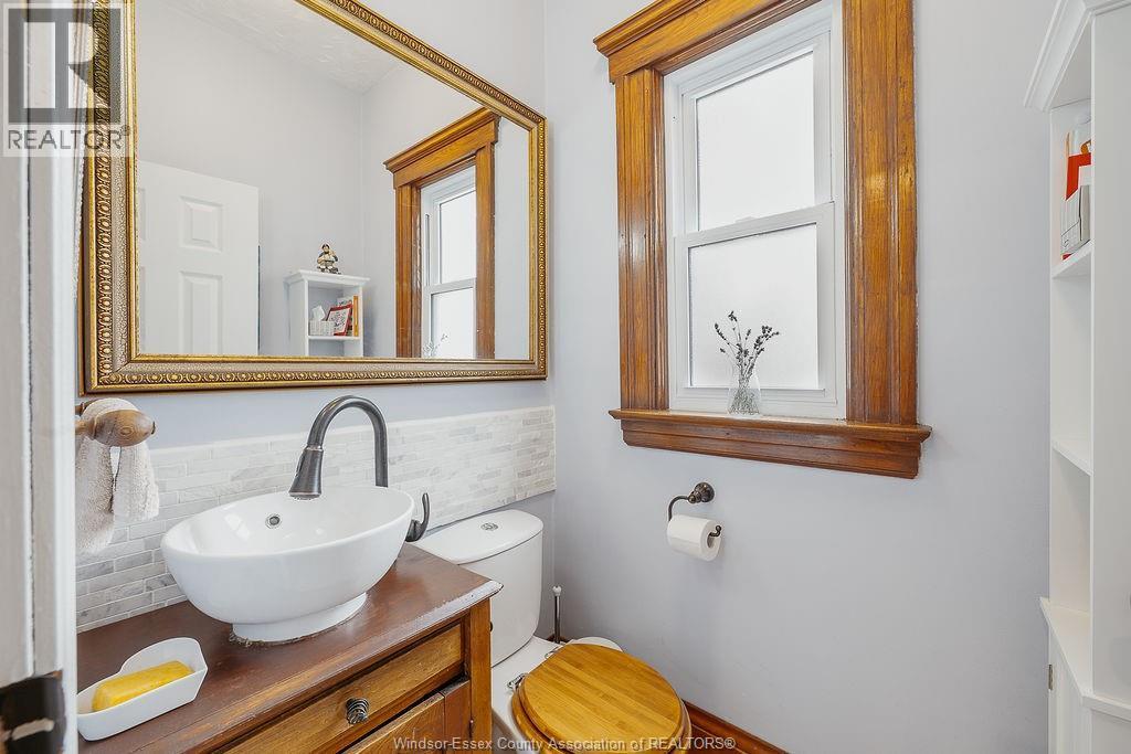 819 Windermere, Windsor, ON - Indoor Photo Showing Bathroom