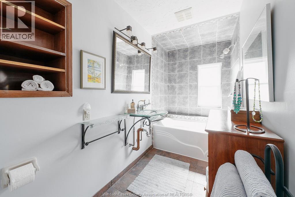 819 Windermere, Windsor, ON - Indoor Photo Showing Other Room