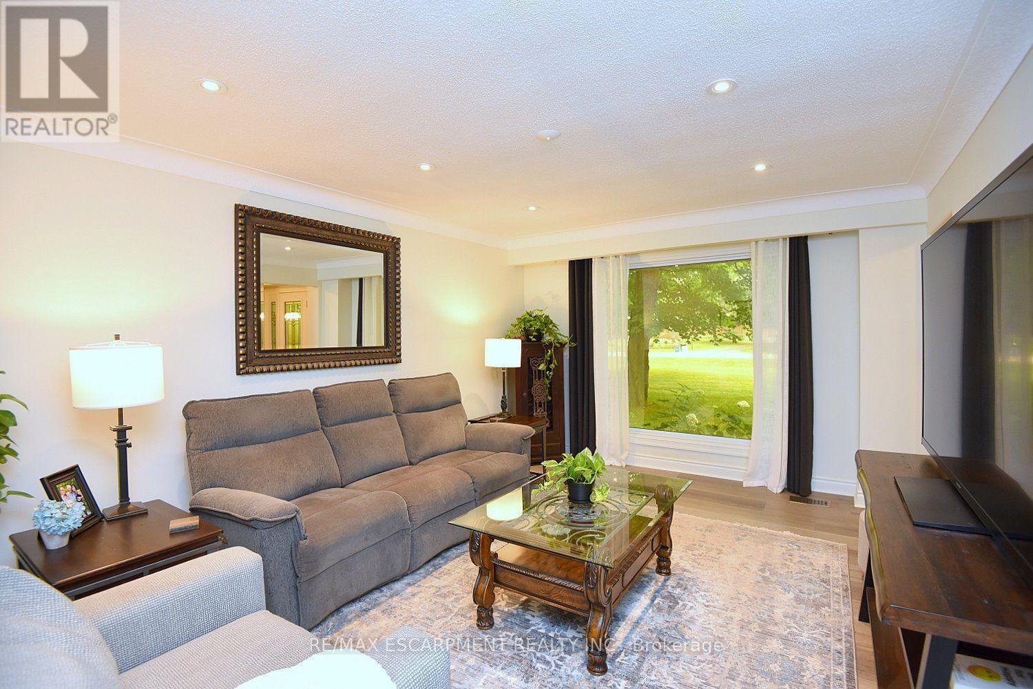 421 8Th Concession Road E, Hamilton, ON - Indoor Photo Showing Living Room