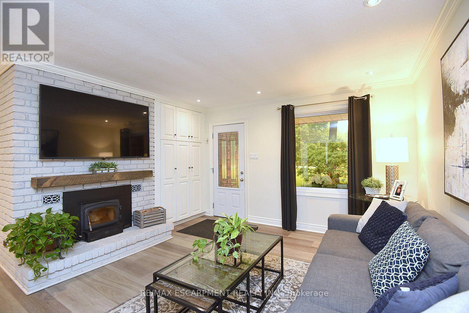 421 8Th Concession Road E, Hamilton, ON - Indoor Photo Showing Living Room With Fireplace