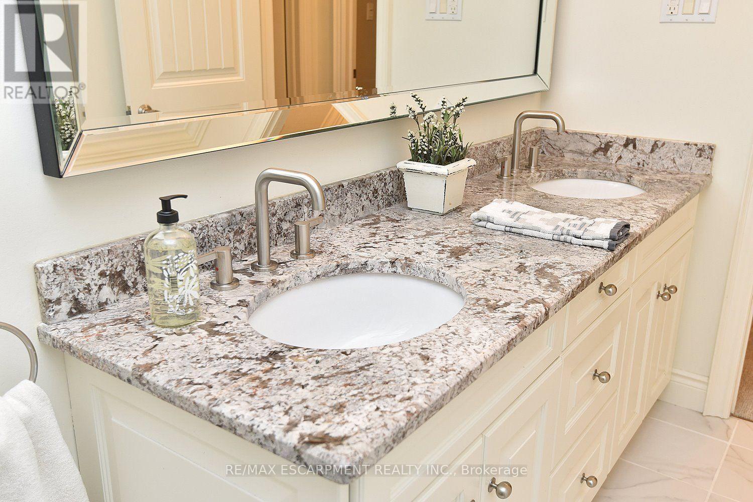 421 8Th Concession Road E, Hamilton, ON - Indoor Photo Showing Bathroom