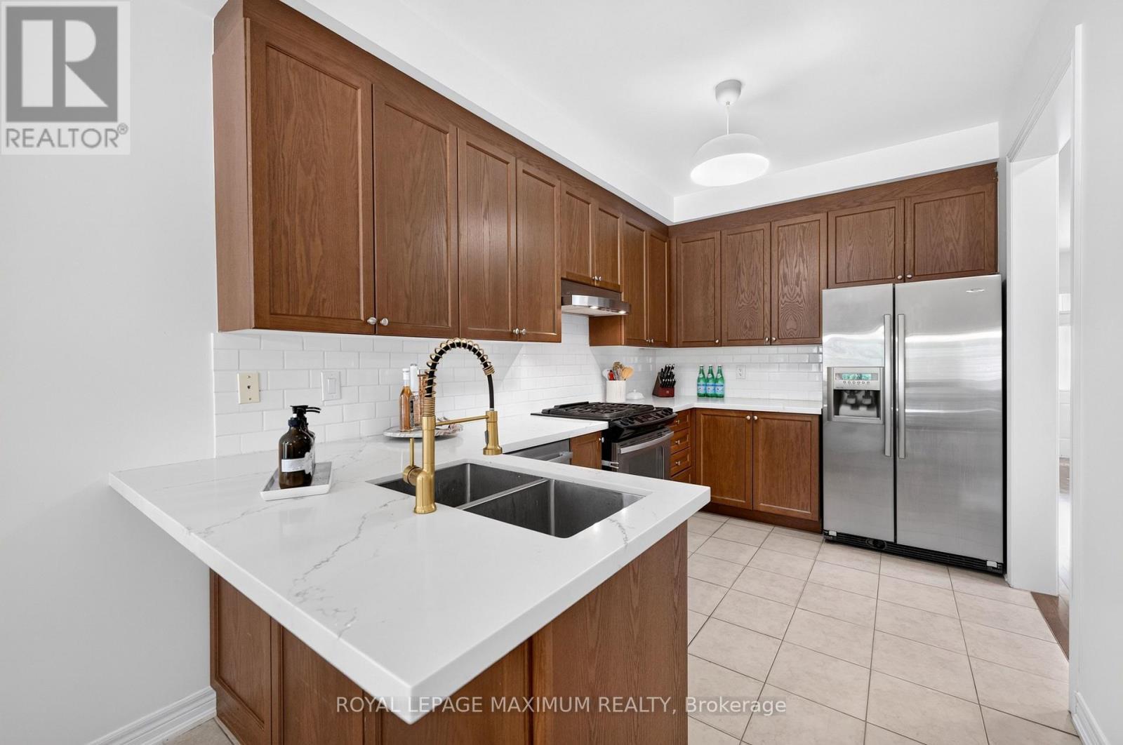 95 White Beach Crescent, Vaughan, ON - Indoor Photo Showing Kitchen With Stainless Steel Kitchen With Double Sink With Upgraded Kitchen