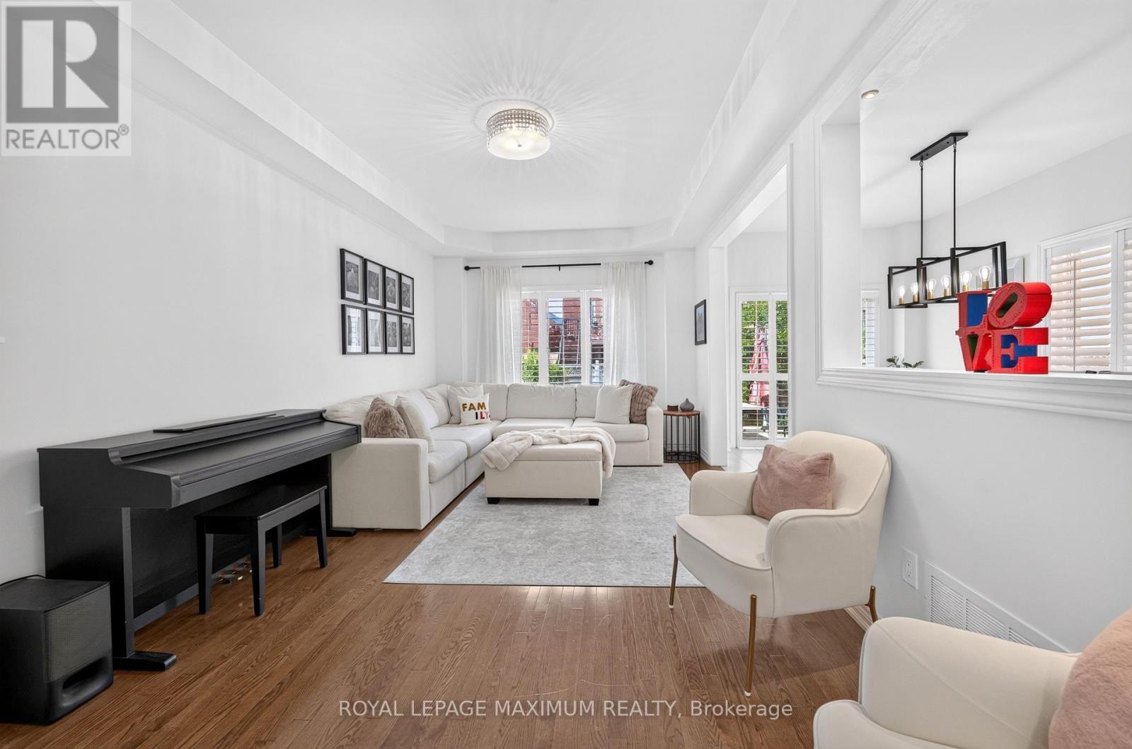 95 White Beach Crescent, Vaughan, ON - Indoor Photo Showing Living Room