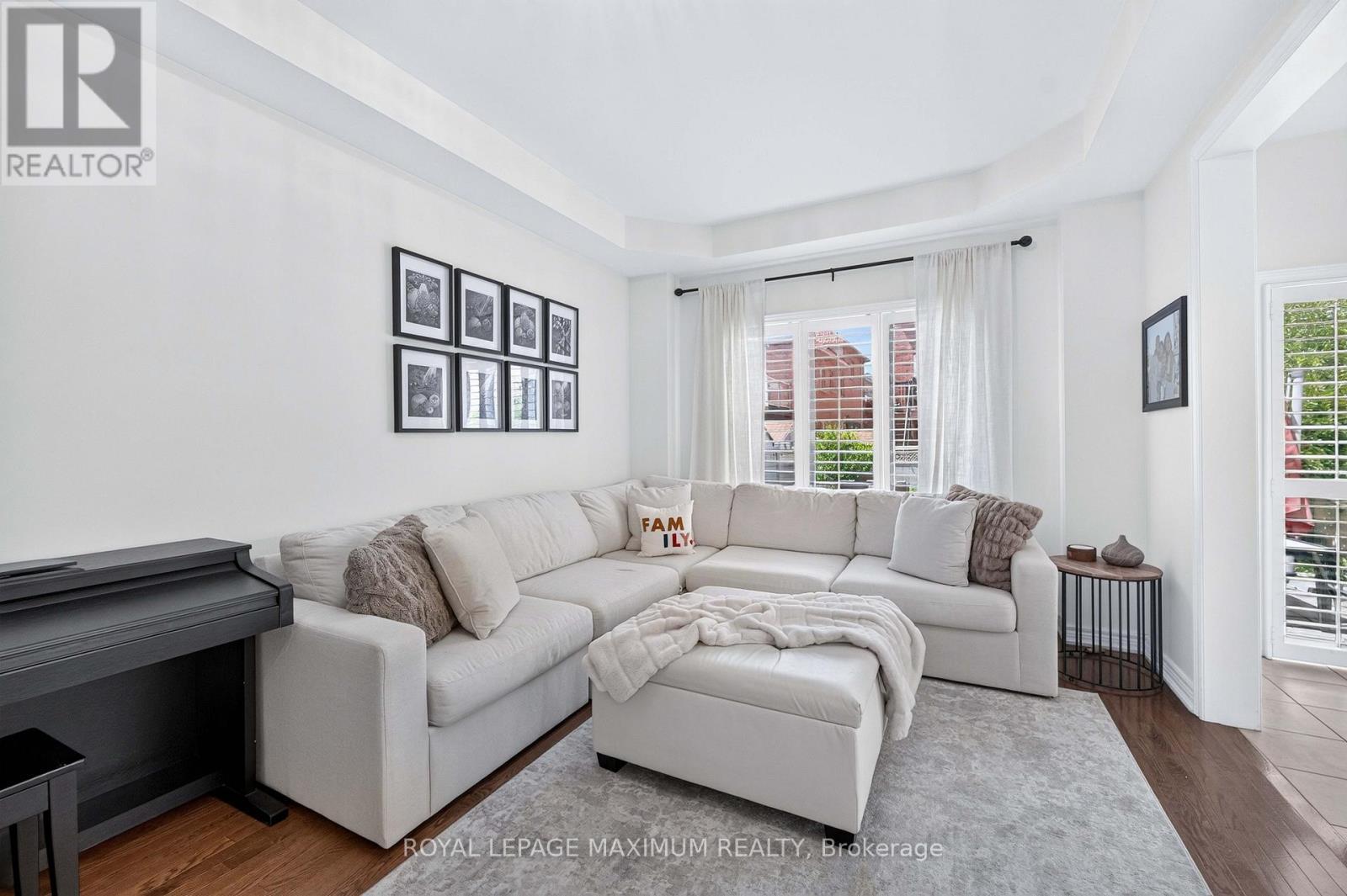 95 White Beach Crescent, Vaughan, ON - Indoor Photo Showing Living Room