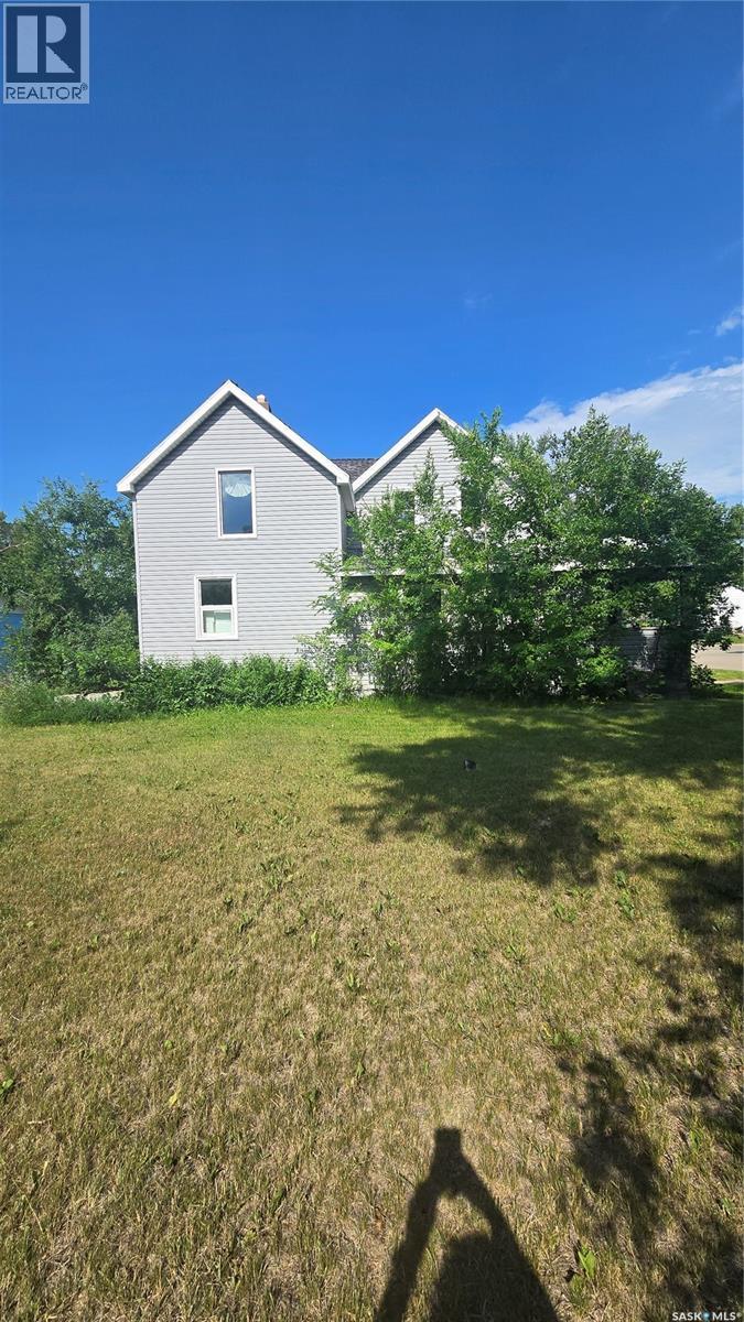 816 Pacific Avenue, Carnduff, SK - Outdoor