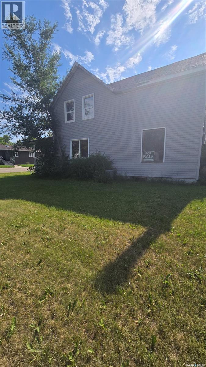 816 Pacific Avenue, Carnduff, SK - Outdoor