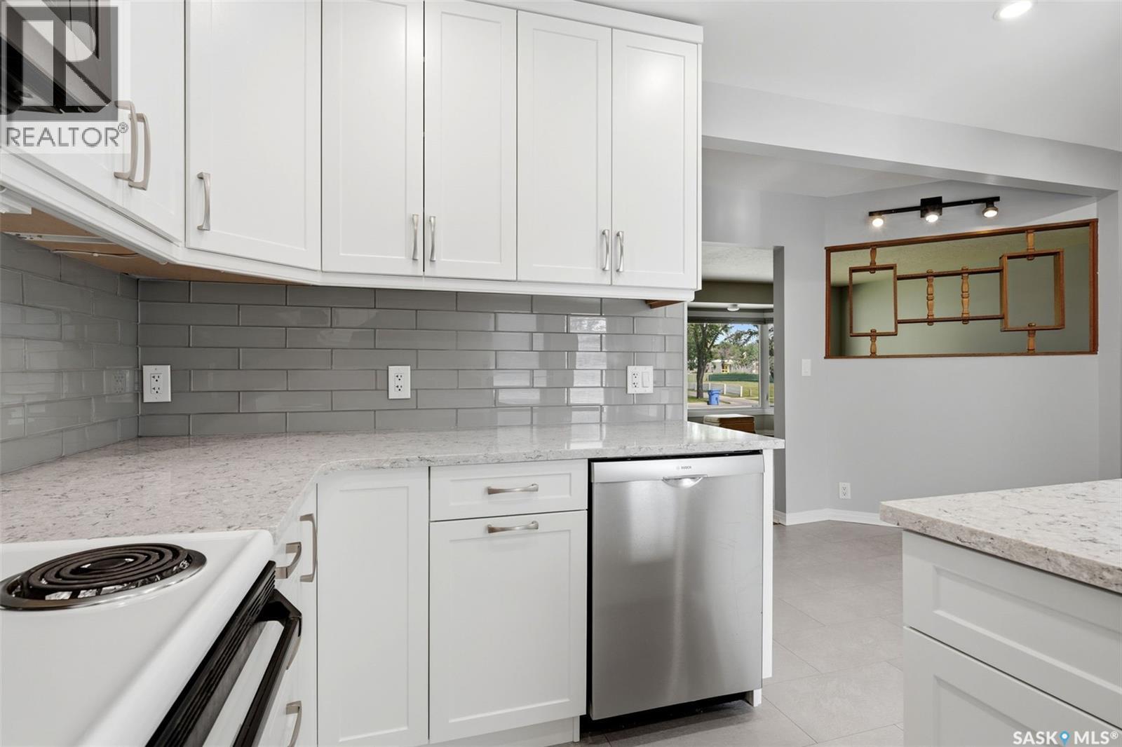 1631 Macpherson Avenue, Regina, SK - Indoor Photo Showing Kitchen