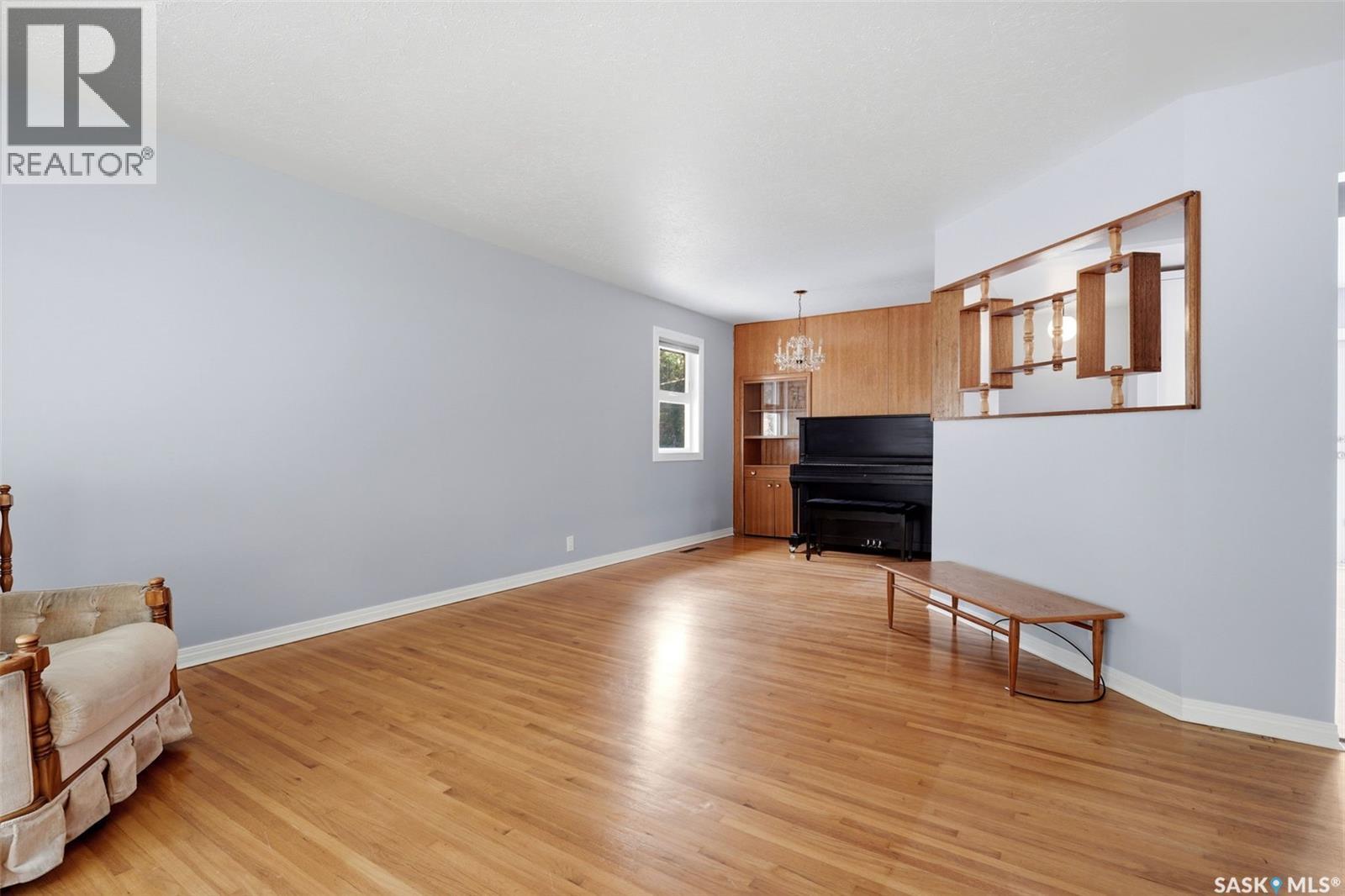 1631 Macpherson Avenue, Regina, SK - Indoor Photo Showing Living Room