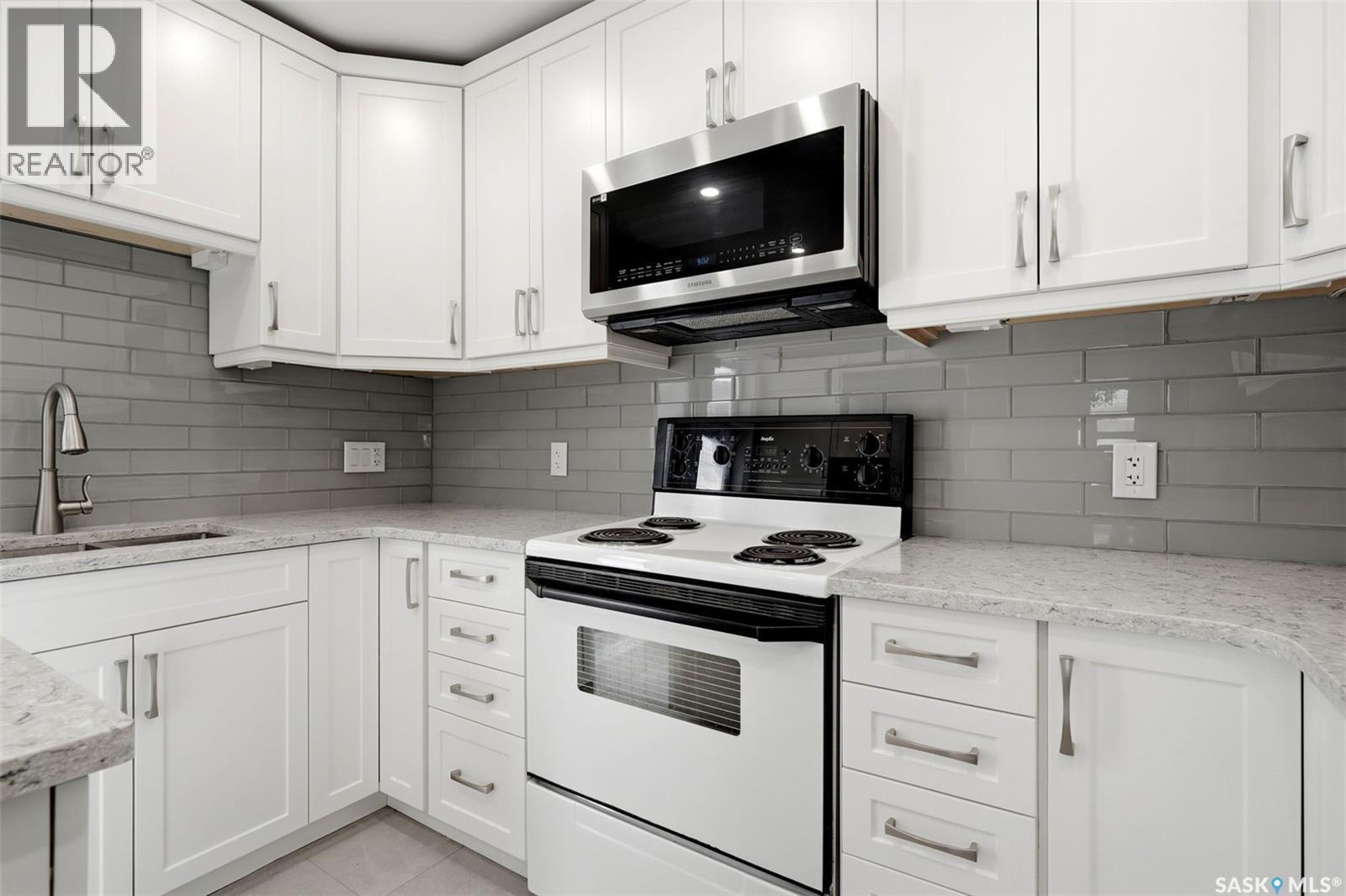 1631 Macpherson Avenue, Regina, SK - Indoor Photo Showing Kitchen