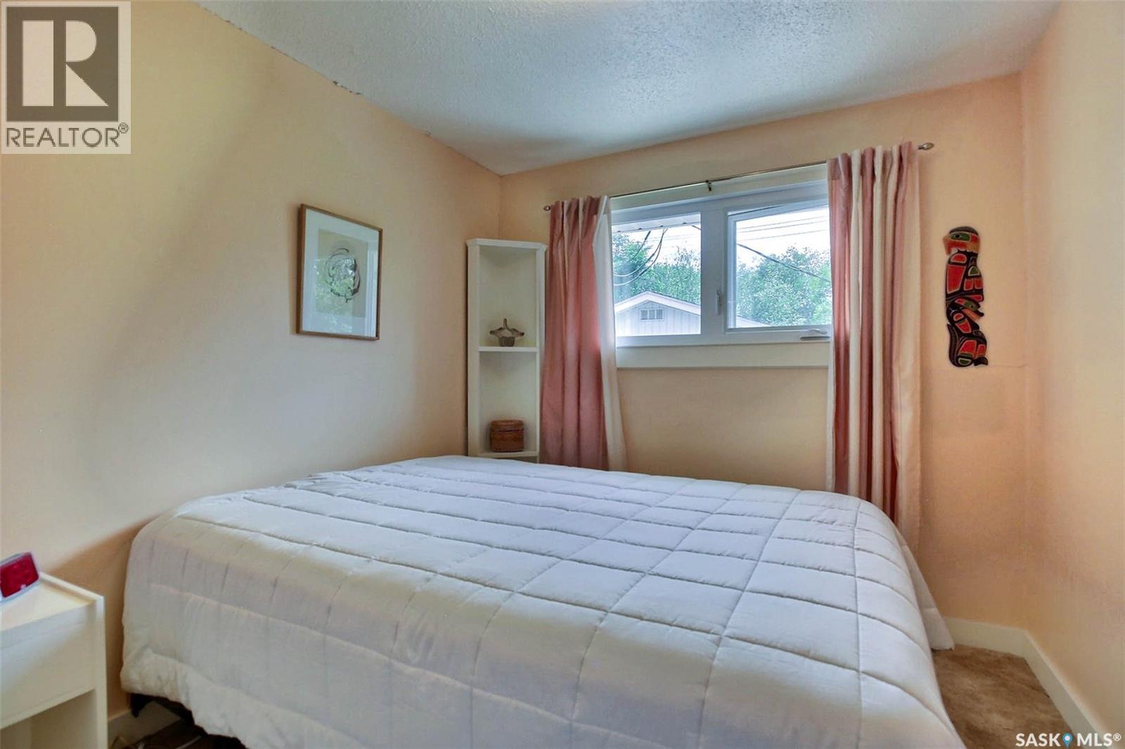 83 Woodward Avenue, Regina, SK - Indoor Photo Showing Bedroom