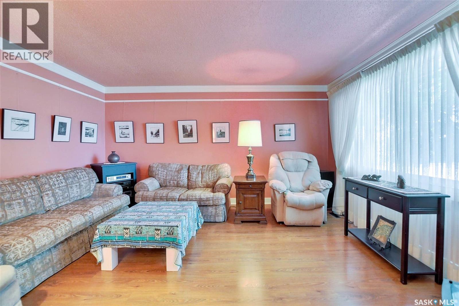 83 Woodward Avenue, Regina, SK - Indoor Photo Showing Living Room